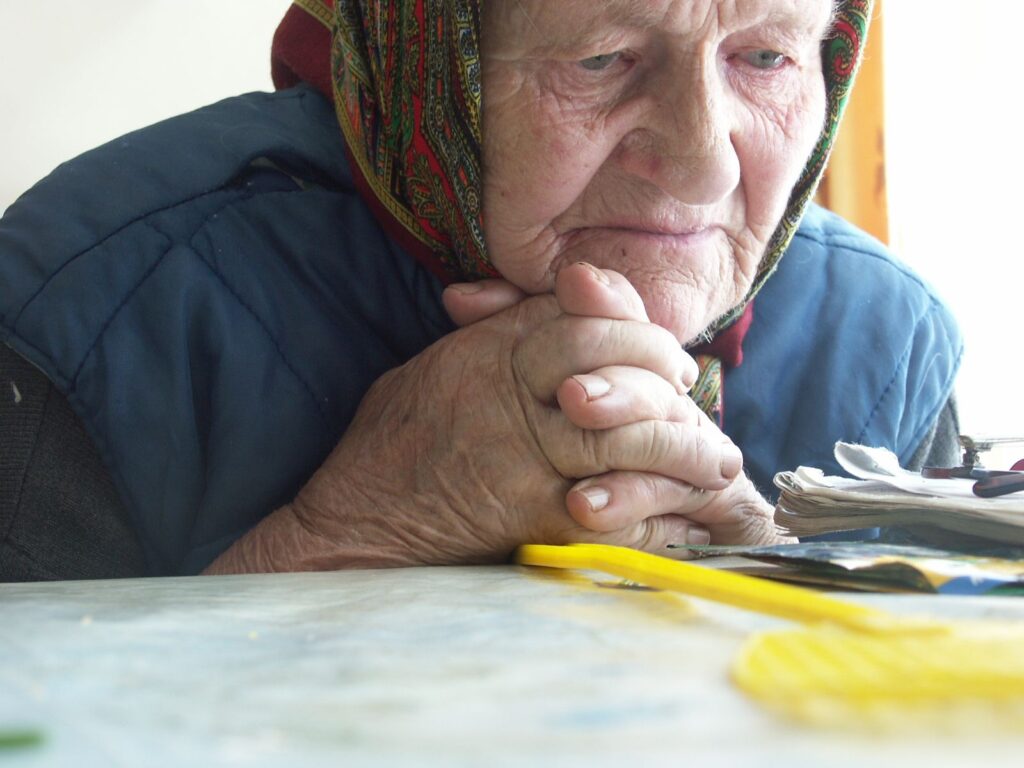 Doan gran pensativa mirant la taula