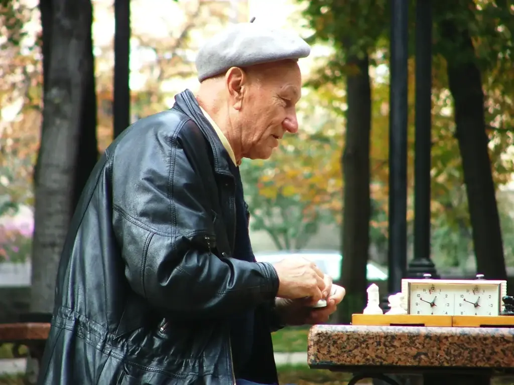 Símptomes Alzheimer malaltia Home gran jugant a escacs al parc