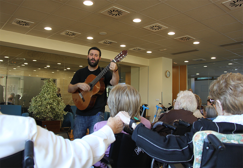 Beneficis de la musicoteràpia a les residències per a gent gran