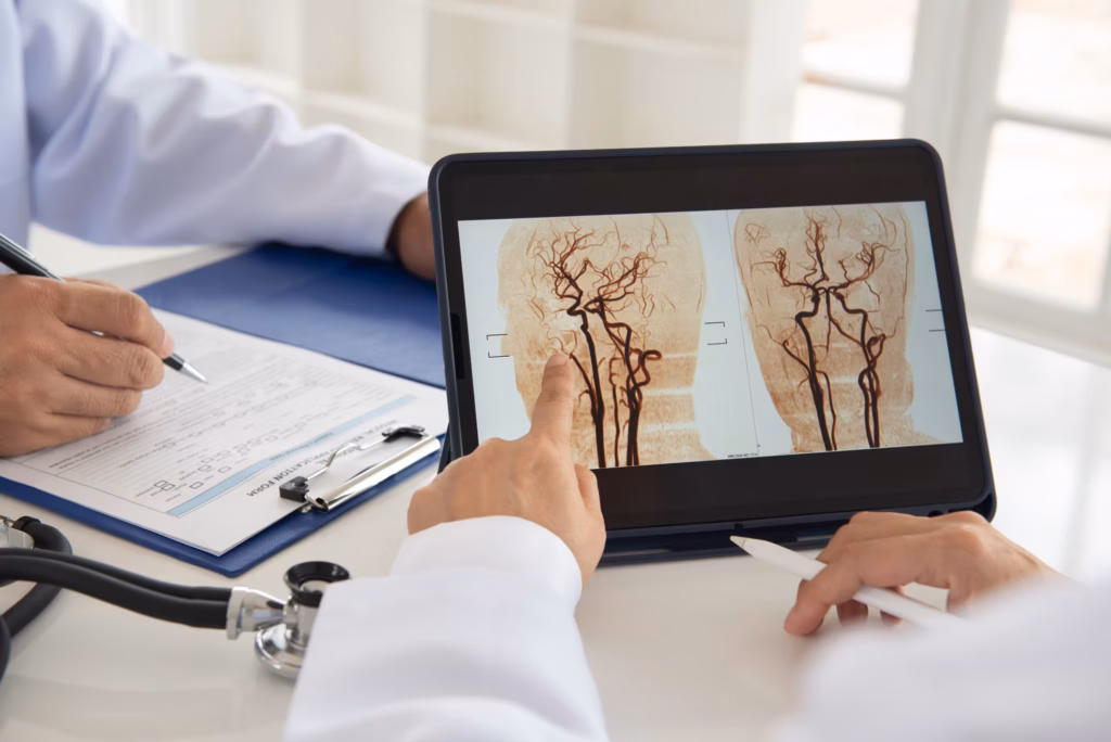 Doctor en la residencia mirando su pantalla para ver consecuencias de un ictus