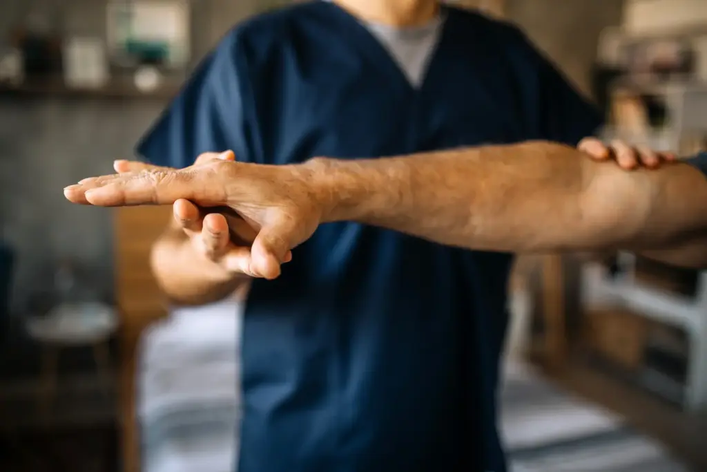 Auxiliar sujetando el brazo de un anciano