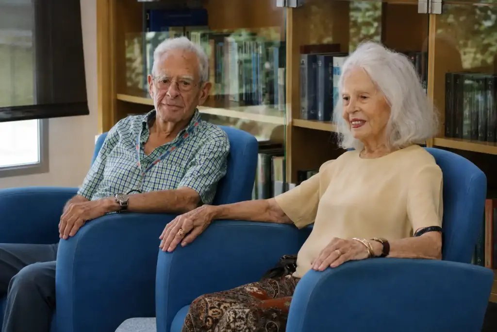 Pareja de ancianos sentados