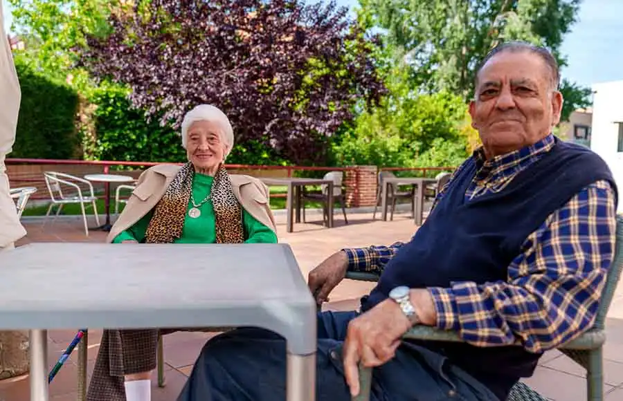 Personas mayores tomando el sol en una residencia