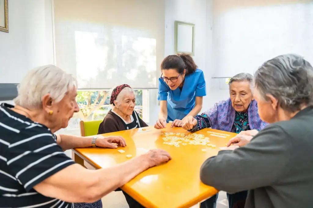 Ancianos en residencia con una auxiliar